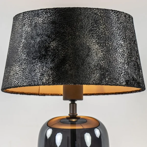 chique_tafellamp_zwartgou_2-1.webp Fashion Straluma Chique tafellamp zwart/goud met kap