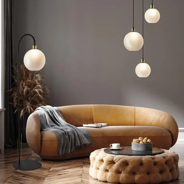 chique_vloerlamp_zwartgou_4.webp Online Straluma Chique vloerlamp zwart/goud met opaal glas