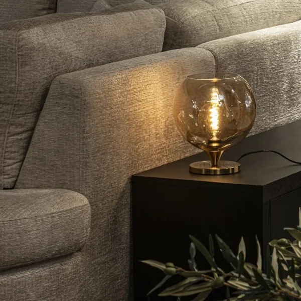 elegante_tafellamp_donker_4.webp Outlet Straluma Elegante tafellamp donker goud met amber glazen bol 25 cm