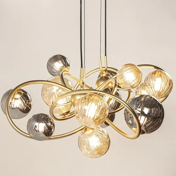 grote_hanglamp_goud_met_a_2.webp Best Straluma Grote hanglamp goud met amber/smoke glazen bollen
