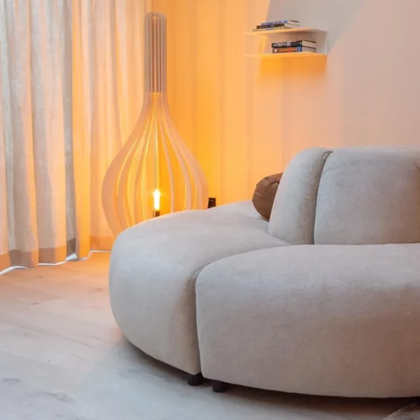 grote_vloerlamp_kegel_nat_4.webp Best Straluma Grote vloerlamp kegel naturel hout met zwart
