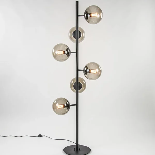 grote_vloerlamp_lichts_zw_1.webp Best Straluma Grote vloerlamp 6-lichts zwart met smoke glazen bollen
