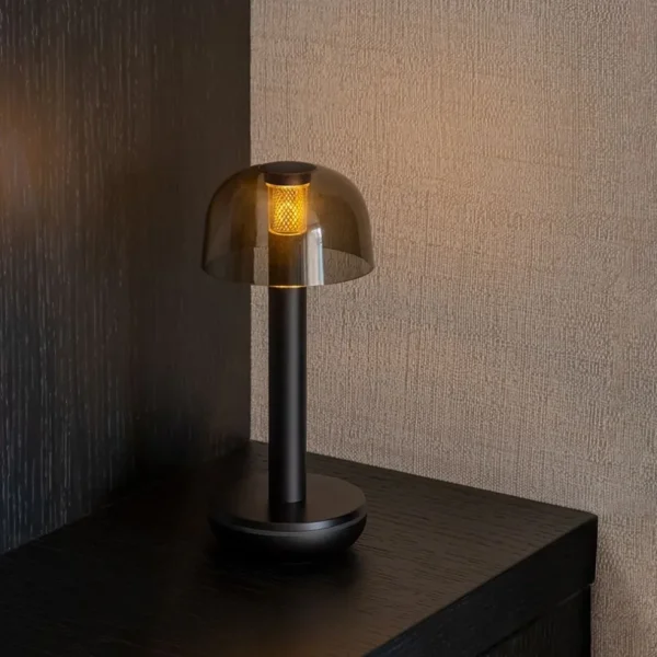 kleine_led_tafellamp_opla_4.webp Store Straluma Kleine LED tafellamp oplaadbaar mat zwart met smoke glas
