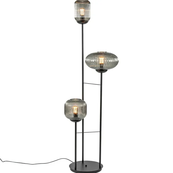 lichts_vloerlamp_met_smok_1.webp Fashion Straluma 3-Lichts vloerlamp met smoke glazen kappen reliëf
