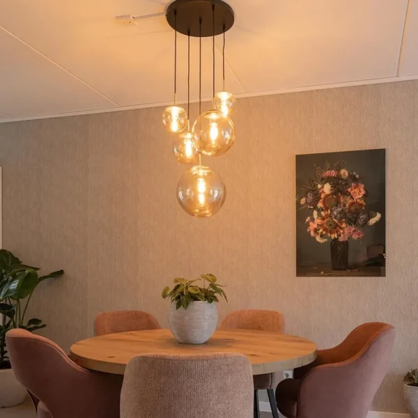 luxe_lichts_videlamp_mess_4.webp Online Straluma Luxe 5-lichts videlamp messing met amber glazen bollen