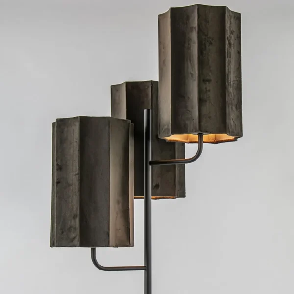 mat_zwarte_vloerlamp_edis_2.webp Flash Sale Straluma Mat zwarte vloerlamp Edisa met velvet bruine kappen