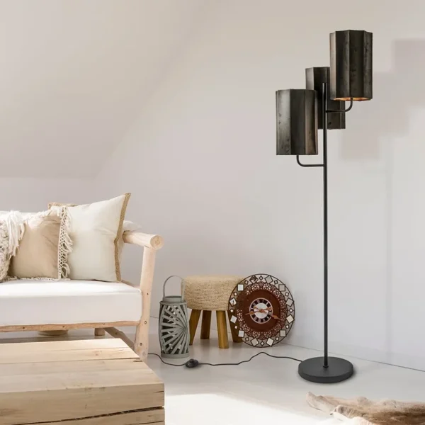mat_zwarte_vloerlamp_edis_4.webp Flash Sale Straluma Mat zwarte vloerlamp Edisa met velvet bruine kappen