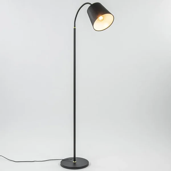 mat_zwarte_vloerlamp_met__1.webp New Straluma Mat zwarte vloerlamp met goud en kunststof kap