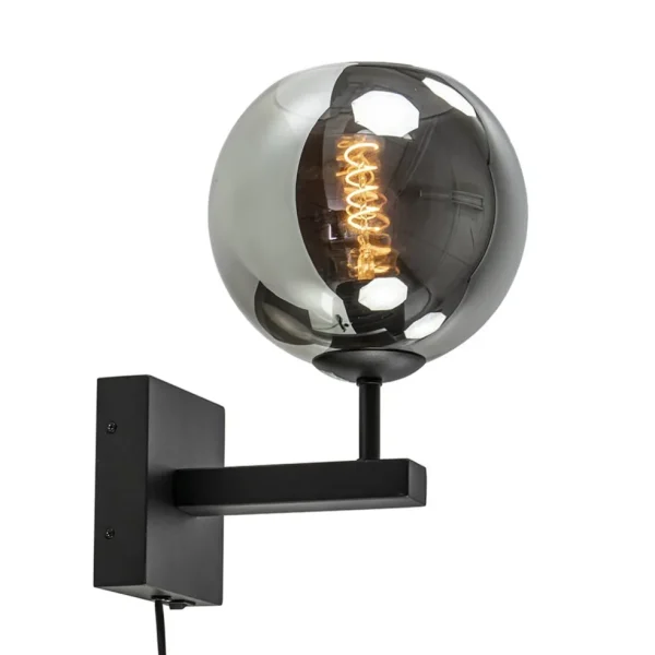 mat_zwarte_wandlamp_met_s_1.webp Best Sale Straluma Mat zwarte wandlamp met smoke glazen bol 20 cm