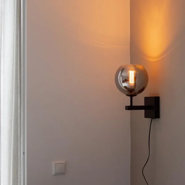 mat_zwarte_wandlamp_met_s_4.webp Best Sale Straluma Mat zwarte wandlamp met smoke glazen bol 20 cm