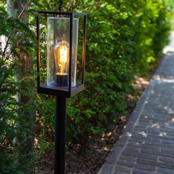 moderne_buitenlamp_lantaa_4-1.webp Online Straluma Moderne buitenlamp lantaarn op paal zwart met helder glas