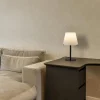moderne_design_tafellamp__4.webp Outlet Straluma Moderne design tafellamp zwart met witte glazen kap