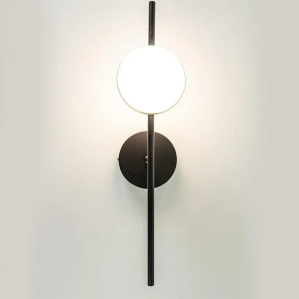 moderne_wandlamp_zwart_me_2.webp Online Straluma Moderne wandlamp zwart met witte bol incl LED