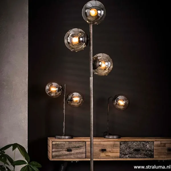 oud_zilveren_vloerlamp_me_4.webp Fashion Straluma Oud zilveren vloerlamp met amber glas