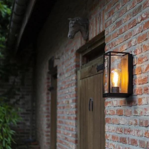rechthoekige_buitenlamp_z_3.webp Outlet Straluma Rechthoekige buitenlamp zwart met houtlook en glas