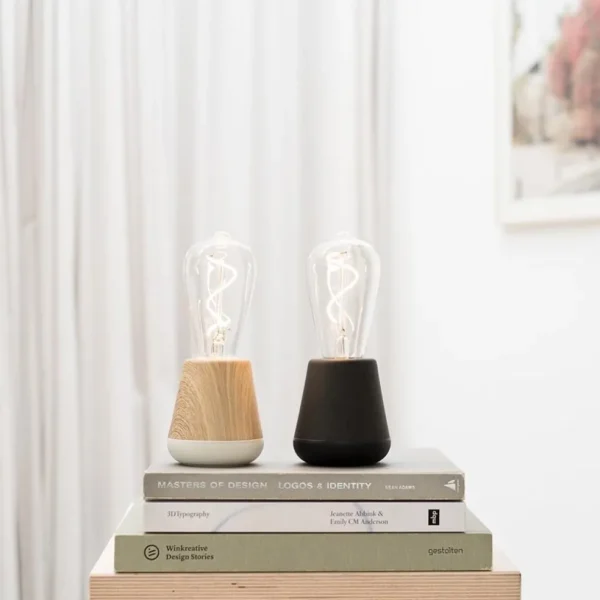 zwart_houten_tafellamp_op_3.webp Sale Straluma Zwart houten tafellamp oplaadbaar met helder glas