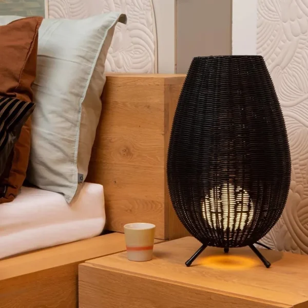zwarte_rotan_tafellamp_me_4.webp Best Sale Straluma Zwarte rotan tafellamp met gouden driepoot